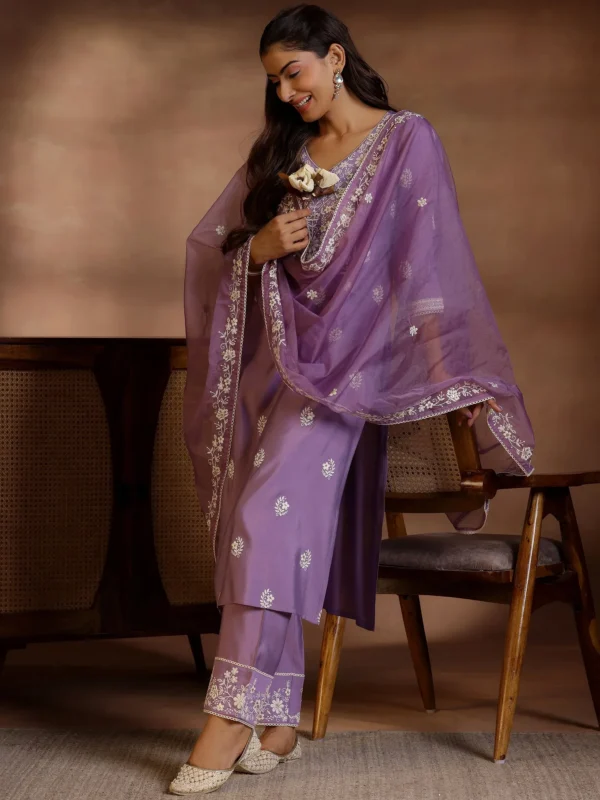 Women Mauve Embroidered Silk Blend Straight Suit With Dupatta - Image 6