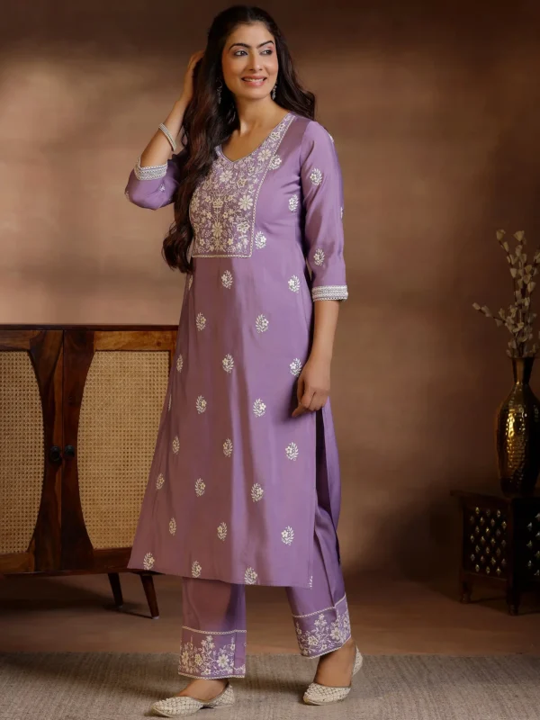 Women Mauve Embroidered Silk Blend Straight Suit With Dupatta - Image 4