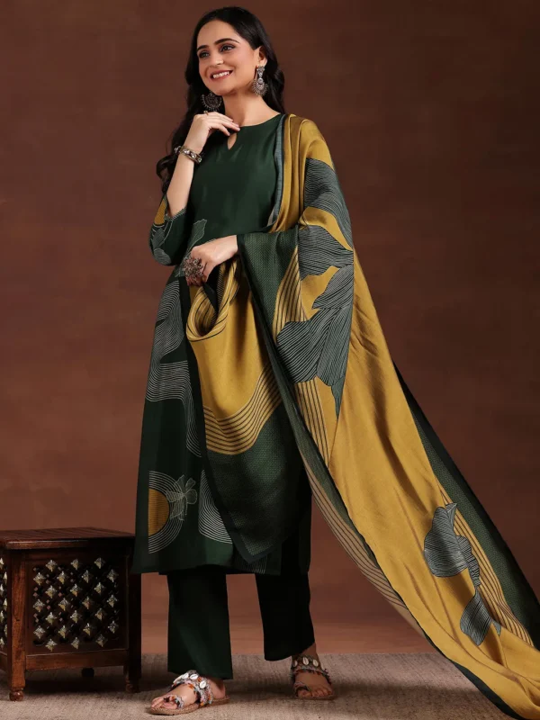 Women Green Printed Silk Blend Straight Suit With Dupatta - Image 7