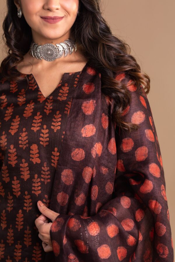 Women Seesha Tussar Kurta Dupatta With Silk Pant Complete Set - Image 4