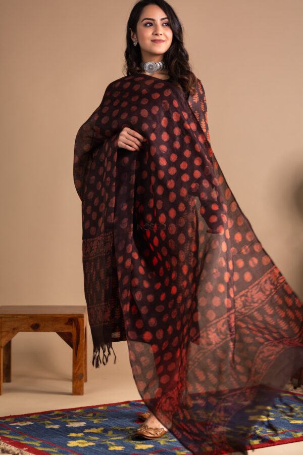 Women Seesha Tussar Kurta Dupatta With Silk Pant Complete Set - Image 3