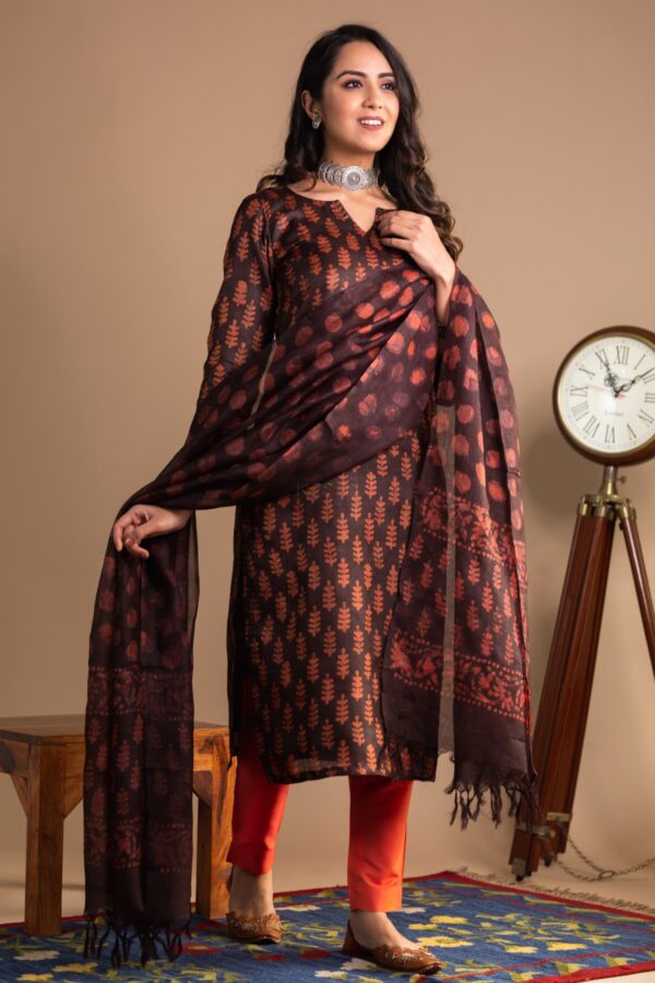 Women Seesha Tussar Kurta Dupatta With Silk Pant Complete Set - Image 5