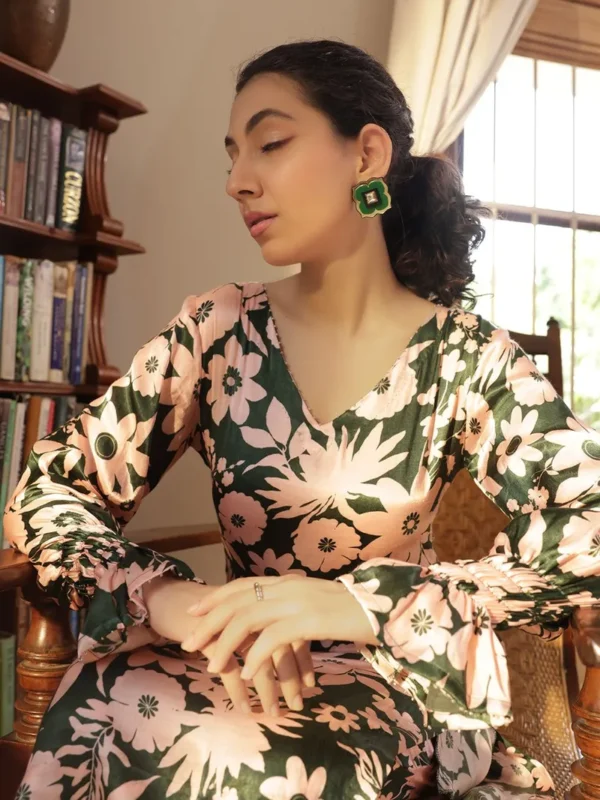 Women Green Printed Bemberg Silk Kurta with Pants- Set - Image 4