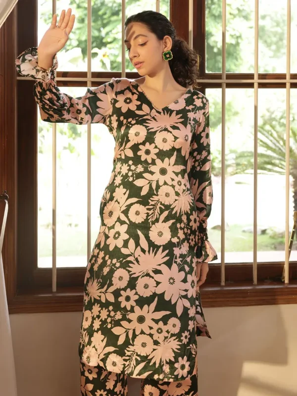 Women Green Printed Bemberg Silk Kurta with Pants- Set - Image 2