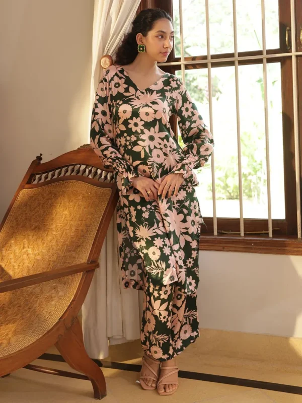 Women Green Printed Bemberg Silk Kurta with Pants- Set